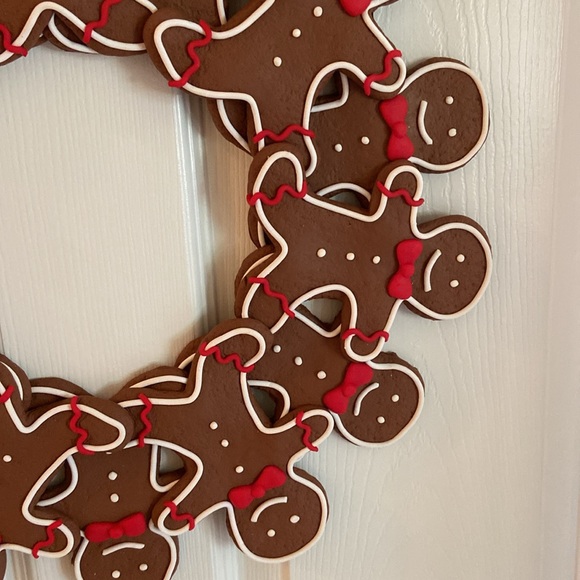 18” Gingerbread Men Christmas Wreath Layered Decorated w/ White & Red Icing - Picture 8 of 16